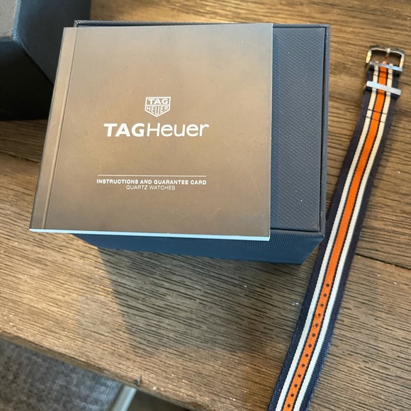 Beautiful Tag watch with original box and papers. - Picture 3 of 4